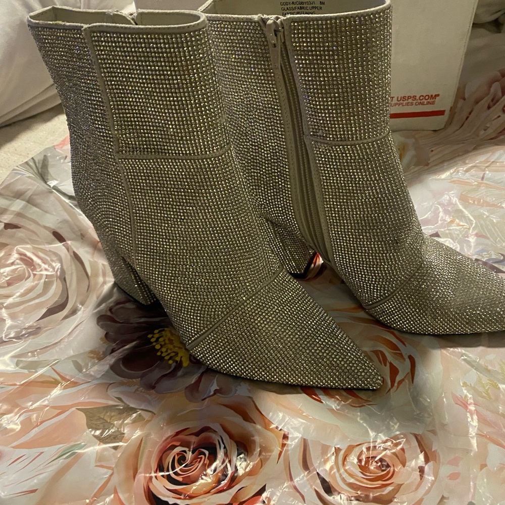 Madden Girl Silver Ankle Booties with rhinestones NWOT - Picture 9 of 10